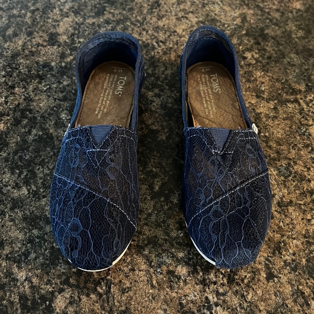 Used Like New!!!Womens TOMS slip-ons: size W7